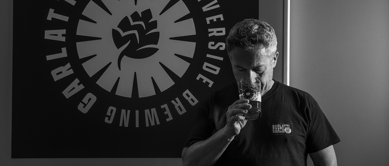 birraio che assaggia la birra